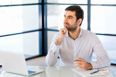 Ofisinde dalgın işadamı