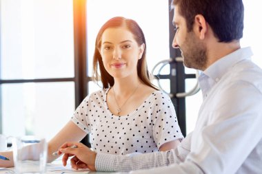 İki genç iş adamları Office görüntü