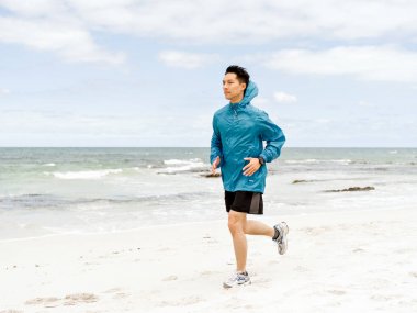 Sahil koşan genç adam