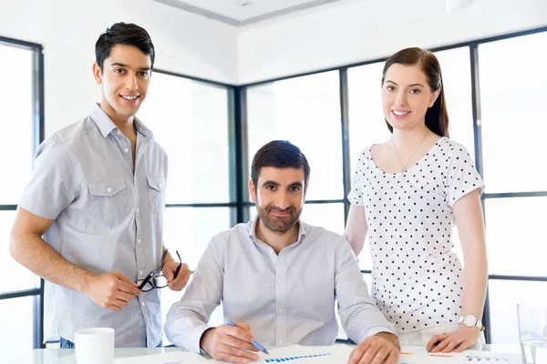 Groep van gelukkige jonge zakenmensen in een vergadering — Stockfoto