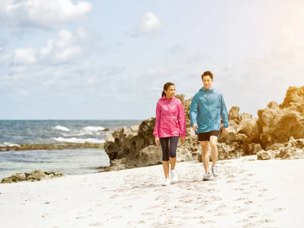 Giovane coppia Correre lungo la riva del mare — Foto Stock