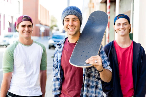 Amis adolescents marchant dans la rue avec des planches à roulettes — Photo