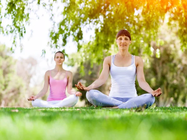 Mujeres jóvenes haciendo ejercicio en el parque — Foto de Stock