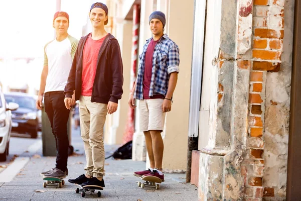 Skateboarden auf der Straße — Stockfoto
