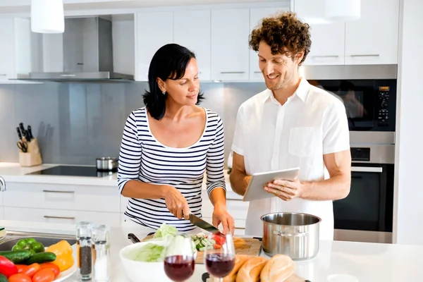 Paar kocht gemeinsam zu Hause — Stockfoto