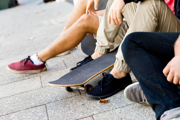 通りで休憩を持っているスケーター — ストック写真