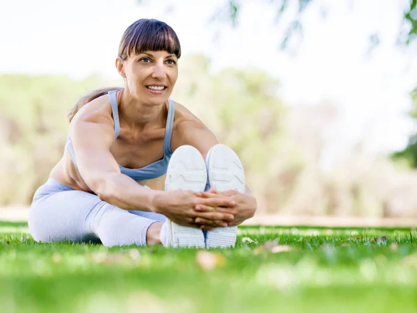 Giovane donna che si allena nel parco — Foto Stock