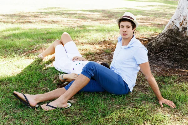 Pareja joven en el parque —  Fotos de Stock