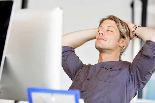 Der junge Geschäftsmann entspannt — Stockfoto