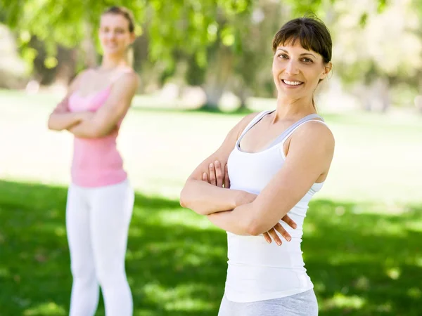 Giovani donne che si esercitano nel parco — Foto Stock