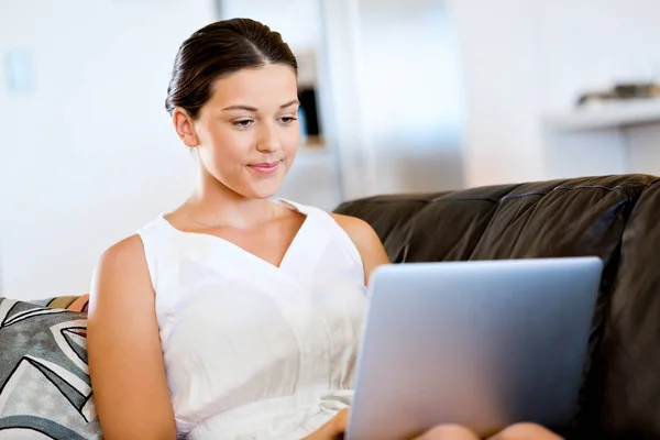 Jovem mulher bonita trabalhando em seu laptop — Fotografia de Stock