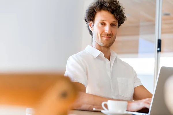 Uomo che lavora su laptop a casa — Foto Stock