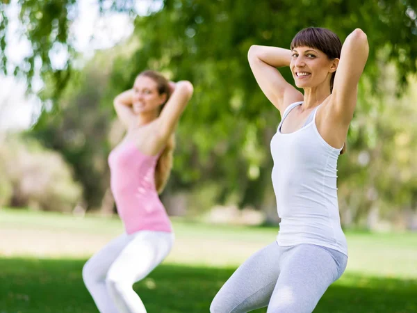 Mujeres jóvenes haciendo ejercicio en el parque — Foto de Stock