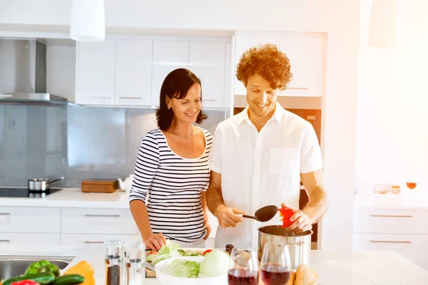 Coppia cucina insieme a casa — Foto Stock