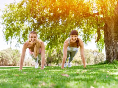 Genç kadın parkta egzersiz