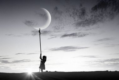 Ay 'a uçan kız çocuğu