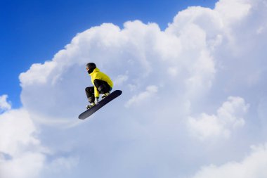 snowboard yaparken atlama