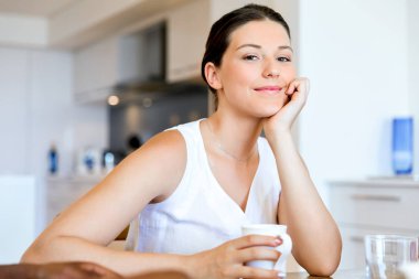 Çay veya kahve evde olan mutlu kadın