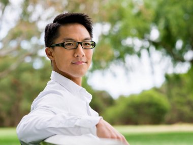 Parkta onun mola sırasında genç işadamı