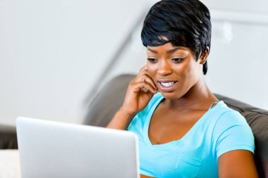 Onu laptop çalışan genç güzel kadın