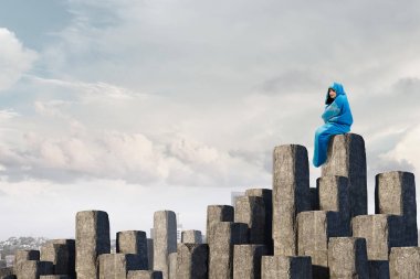 Kız uzun yürüyüşe çıkan kimse dinlenme. Karışık teknik