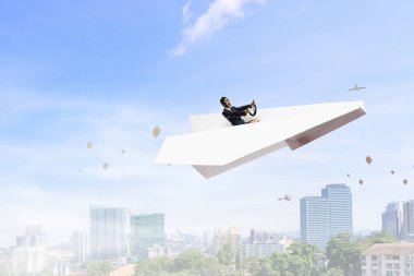 Kağıt Uçak içinde kadın pilot. Karışık teknik