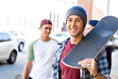 Genç çocuk onun kaykay ile Street yürüyüş