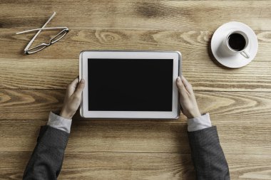 Bayan patron tablet aygıtı kullanma