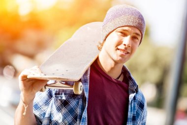 Açık havada kaykay ayakta ile genç çocuk