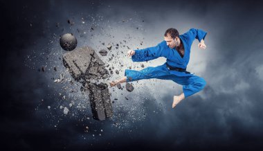 Karate adam saldırı rakip. Karışık teknik