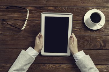 Tablet PC ile elinde boş perde