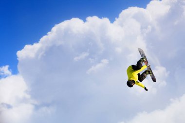 snowboard yaparken atlama