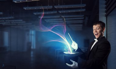 Sihirli gösteren iş adamı. Karışık teknik