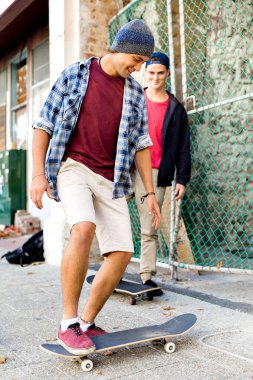 Genç arkadaşları ile kaykaylar Street yürüyüş