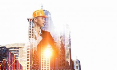 Çekici mimar kadın ve onun projesi. Karışık teknik