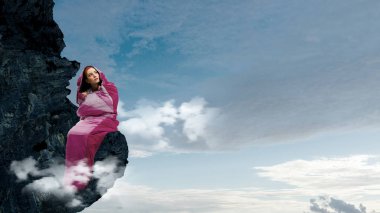 Kız turistik dinlenme. Karışık teknik