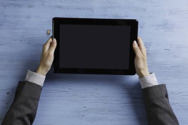 Bayan patron tablet aygıtı kullanma