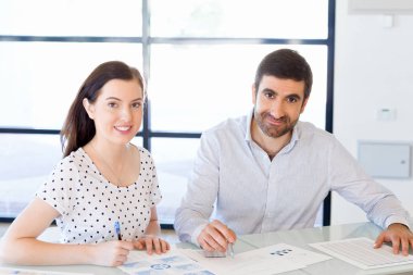 İki genç iş adamları Office görüntü