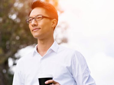 Genç işadamı Park onun mola sırasında rahatlatıcı