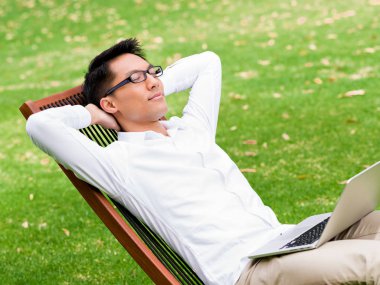 Genç işadamı Park onun mola sırasında rahatlatıcı