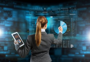 Yenilikçi medya teknolojileri kullanılıyor. Karışık teknik