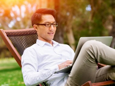 Genç işadamı Park onun mola sırasında rahatlatıcı