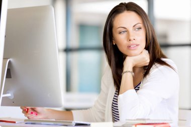 Mutlu girişimci veya serbest meslek sahibi bir ofis veya ev içinde