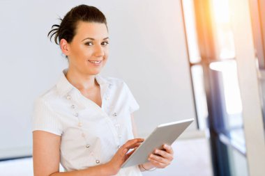 tablet pc ile gülümseyen kadın