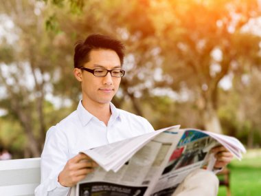 Genç işadamı Park onun mola sırasında rahatlatıcı