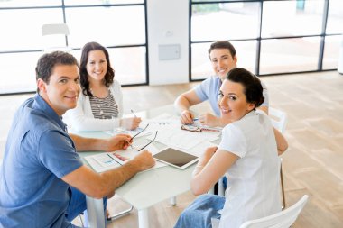 Resmi belgeler ve fikirleri tartışmak iş ortakları