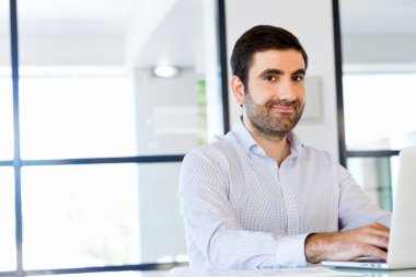 Bilgisayarda çalışan yakışıklı işadamı