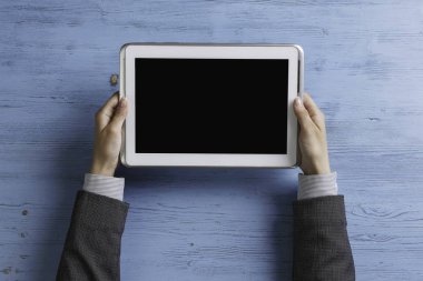 Bayan patron tablet aygıtı kullanma