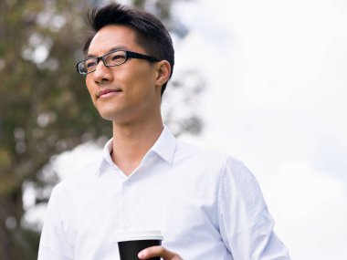 Adam bir parkta bir kahve molası