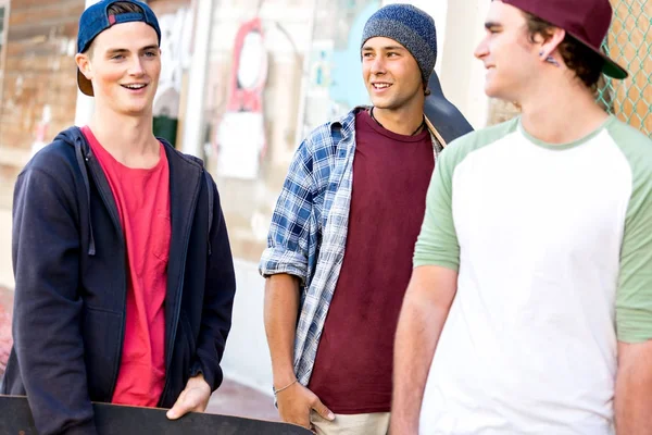 Adolescentes caminando por la calle en el día de verano — Foto de Stock